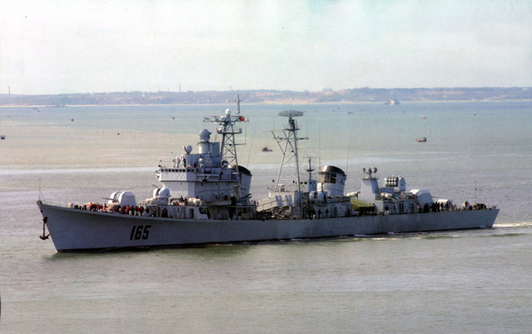 图文:在2003年完成升级的湛江号驱逐舰