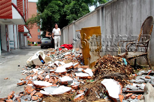 垃圾堆在宿舍楼下 同善小区居民生活环境遭破