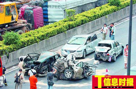 广州北二环高速27车连环相撞3死28伤(组图)