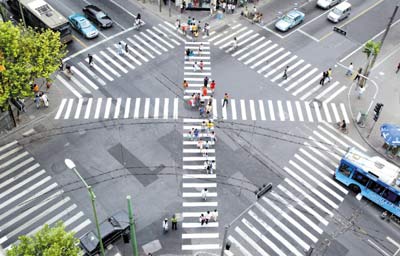 杭州街头出现国内首条对角斑马线(图)