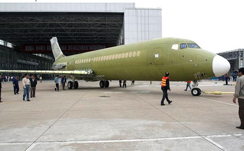 中国arj21-700新支线飞机成功首飞
