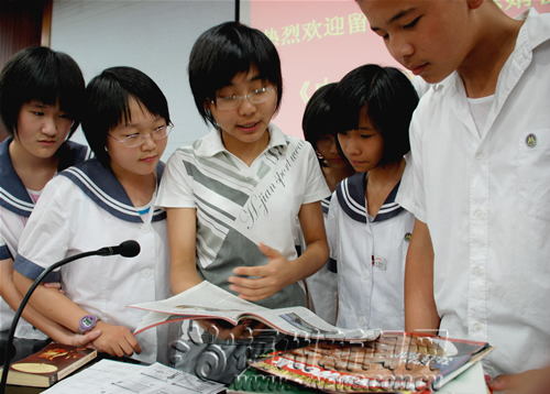 新加坡留学生回母校向学弟学妹们传经(图)_福