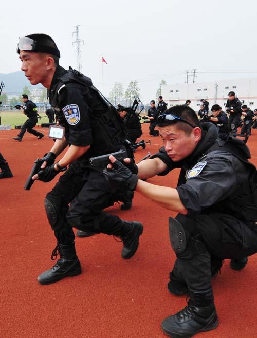 公安特警突击队队员正在训练行进中手枪快速射击
