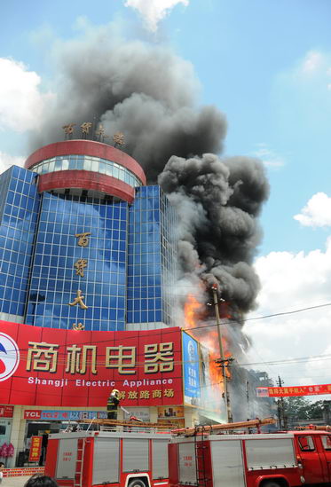 广西合浦百货大楼起火 黑烟冒起10米高_福州新