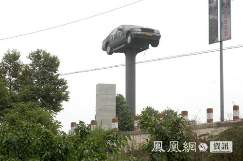 成都一户外广告吸引路人 铁杆顶大奔_福州新