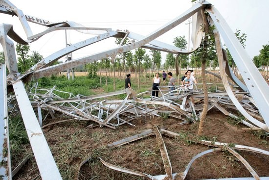 河北晋州遭暴雨袭击在建电视塔折断(组图)