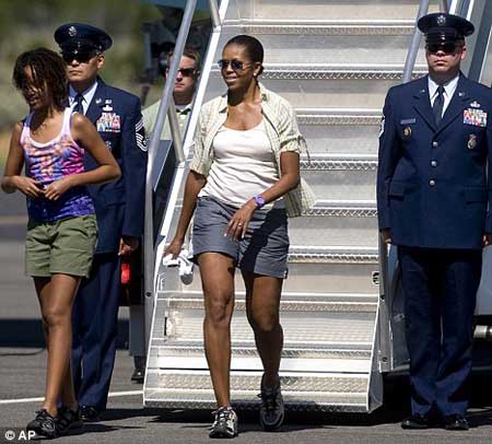 美国第一夫人空军一号上穿短裤露大腿引争议(