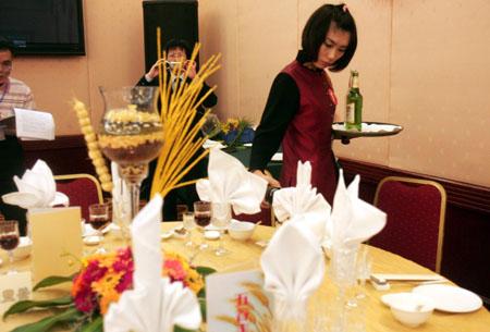 在插花环节，这名九零后女孩摆了个“五谷丰登”主题的餐桌