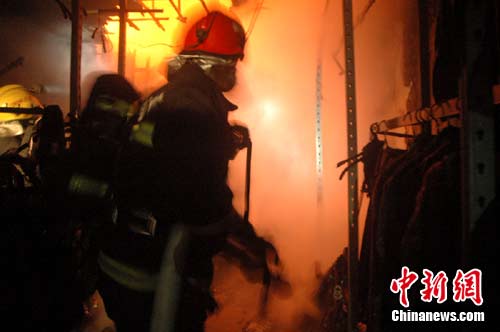 重庆黔江闹市区夜间起大火 70多户居民紧急疏