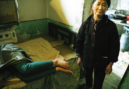 黄阿姨一家三代6口人在这间40平方米的房子里挤了30年。