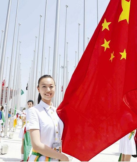组图:世博会中国国旗 由一漂亮的福建姑娘升起
