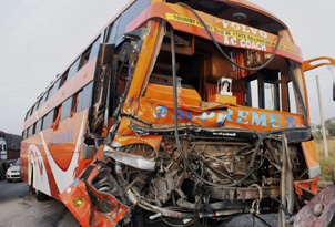 印度一辆公交车翻车起火 至少30人死亡28人受