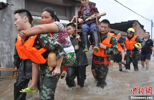 四川乐山遭洪水围困群众紧急转移_福州新闻网