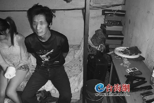 床头放着枪搂着美眉睡 逃犯在被窝中被民警抓获_福州新闻网_新闻频道_福州新闻网