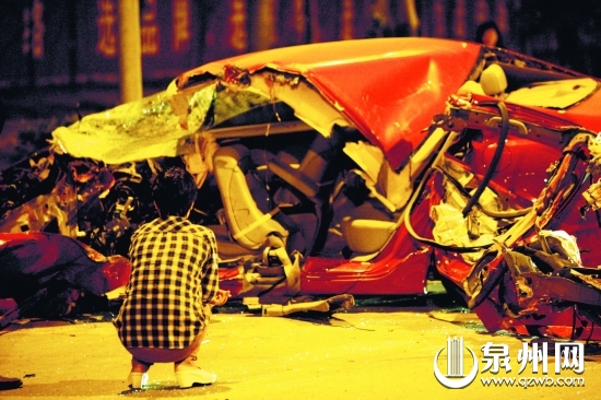 泉州江南大街两车相撞 司机当场遇难两乘客受