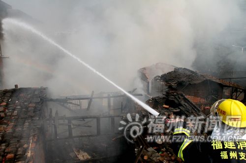 台江排尾路民房火灾 8家店铺被大火烧毁