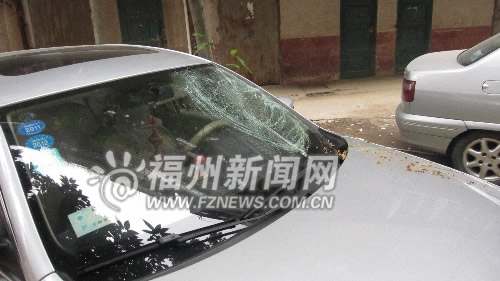 晋安环北三村高空抛垃圾 小车玻璃被砸出大窟窿