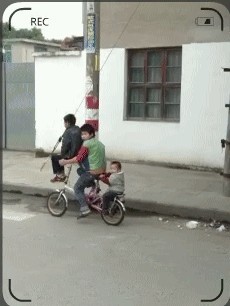 一辆自行车3个人骑 “无敌三人组”吓坏网友