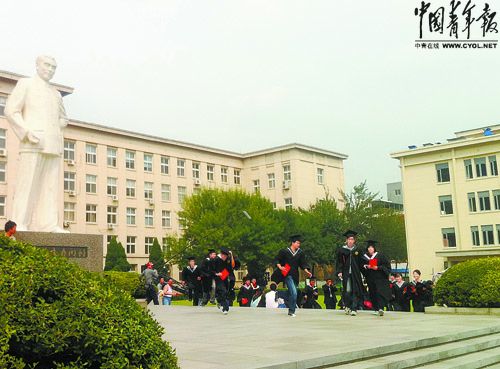 南开大学长江学者所带10多名博士均未正常获