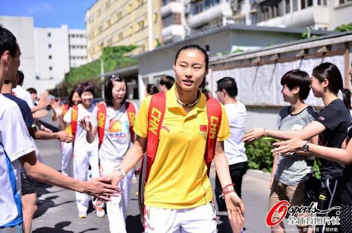 中国羽毛球队出征伦敦 林丹展示纹身