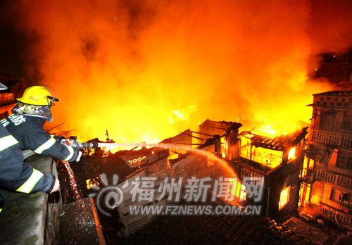 台江木屋区深夜起大火 近百人受灾无人员伤亡