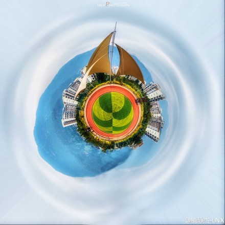 网上流行星球图展示福大秀 操场像西瓜
