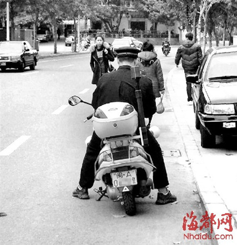 务巡逻摩托车上路执法 为何只悬挂一面车牌?