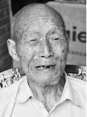 95岁原国民党抗战老兵 被纳入社保政策后落泪