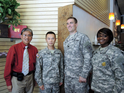 华人留学生美国从军两月变公民 入伍成入籍捷