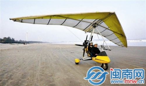 翡翠湾景区官网图片显示，在公共沙滩上设立了动力伞（左图）、快艇（右图）等项目