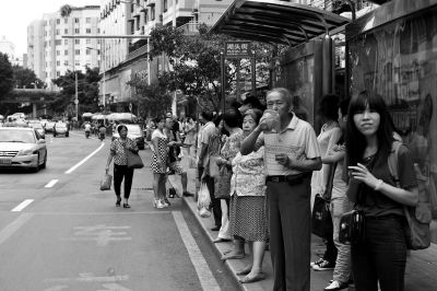  公交线路已改道，依然有很多不明情况的乘客在等车