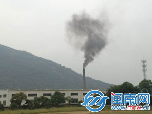昨天中午，海都记者走访发现长边中学百米外的工厂烟囱排出黑烟