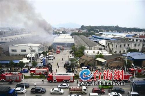 漳州一家具厂起火数十名工人逃生 10辆消防车