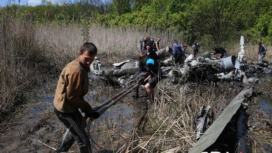 乌克兰军方直升机被击落 民众捡坠毁飞机零部件