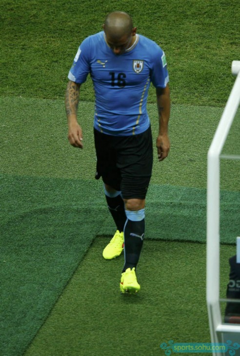 2014世界杯首张红牌 乌拉圭队佩雷拉恶犯遭驱
