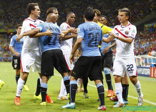 2014世界杯首张红牌 乌拉圭队佩雷拉恶犯遭驱