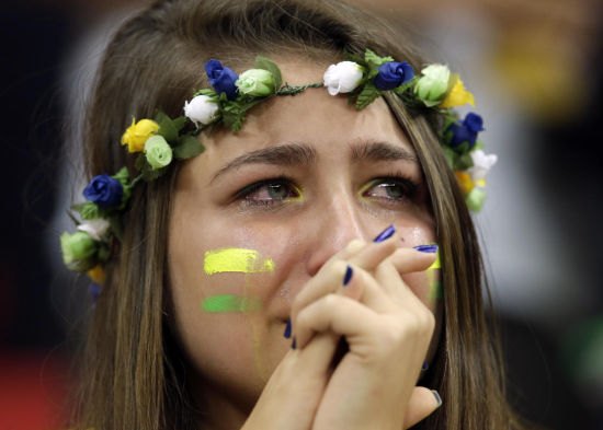 丑陋巴西踢碎了球迷的心！金发美女哭成泪人