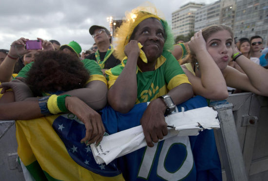 悲伤而无奈的巴西球迷
