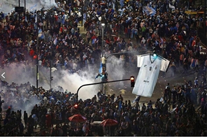 阿根廷世界杯决赛败北　球迷闹事引发暴力骚乱