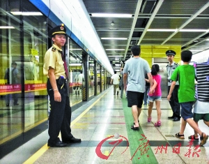 广州地铁两男子打架 乘客受到惊吓纷纷逃离(图