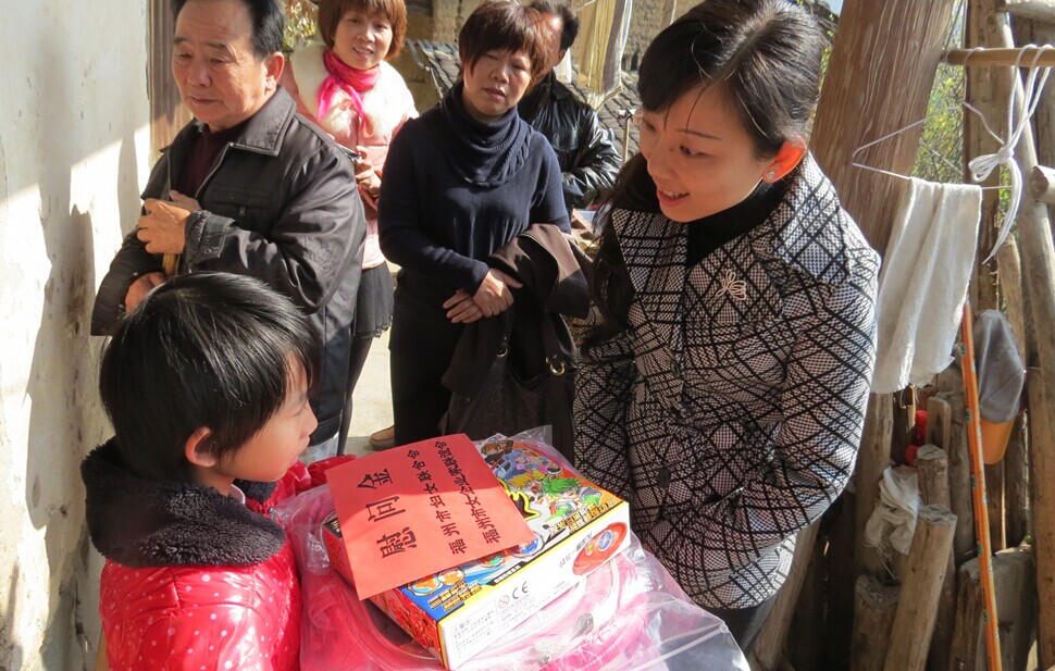 2014年市妇联主席孙晓岚看望慰问贫困春蕾女童