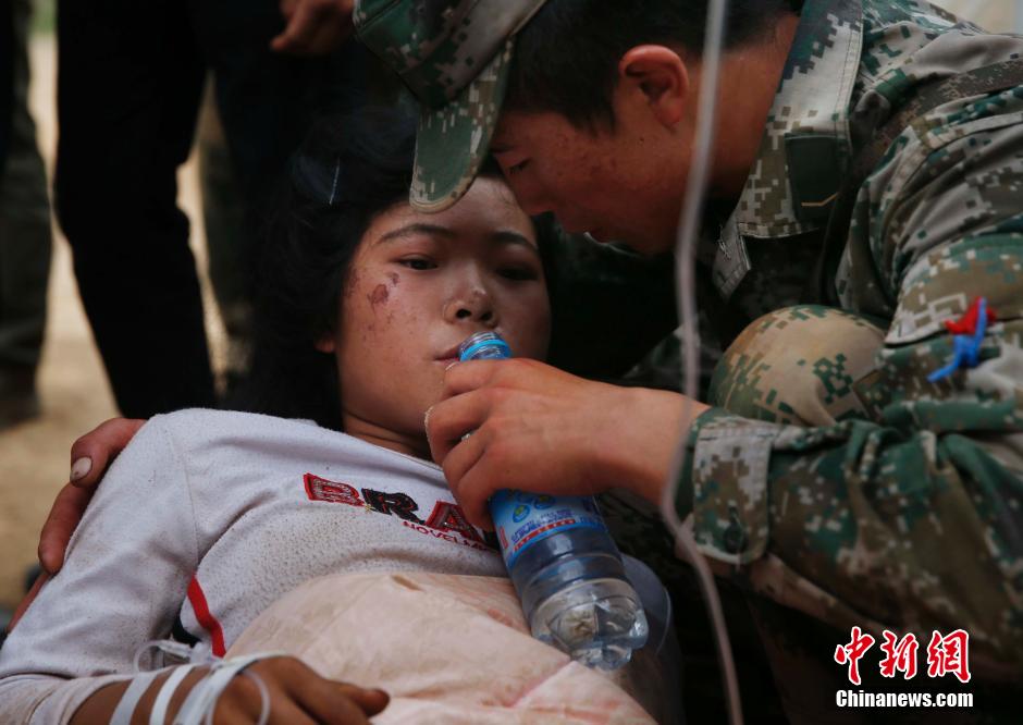 云南鲁甸地震重灾区 解放军为受伤女孩喂水