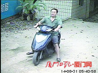 涉嫌偷狗的男子骑着一部没有牌照的摩托进村。